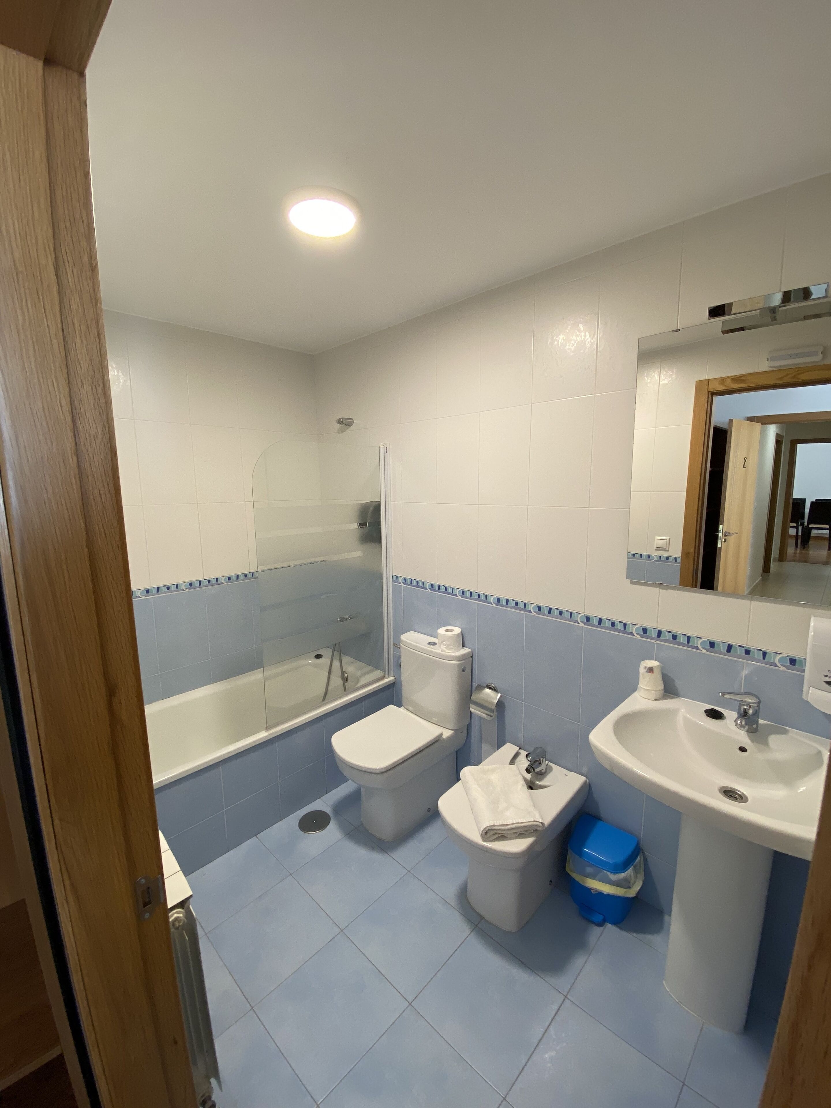 Een badkamer met een bad, toilet en wastafel.