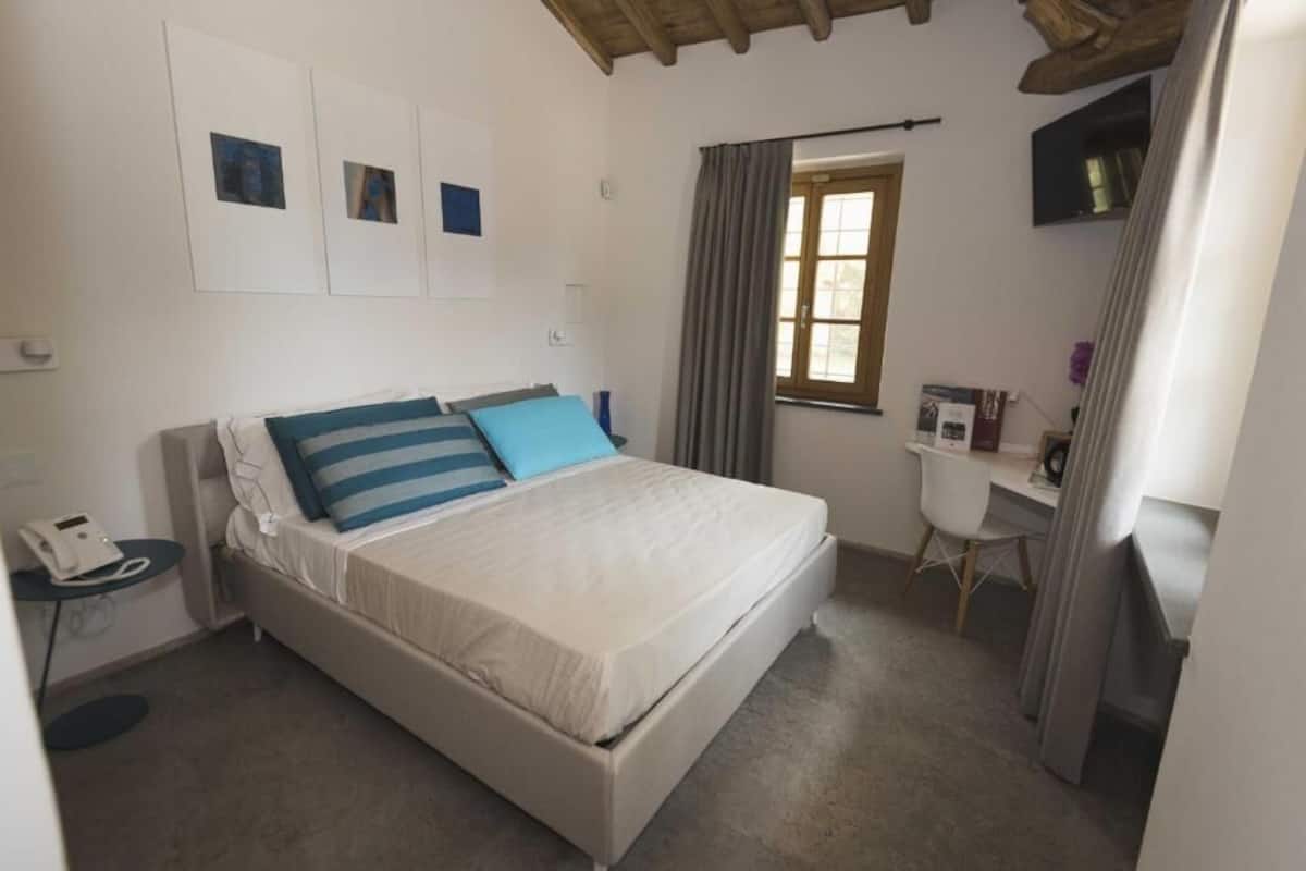 Superior tweepersoonskamer, 1 queensize bed, uitzicht op tuin | 1 slaapkamer, een kluis op de kamer, een bureau, gratis wifi