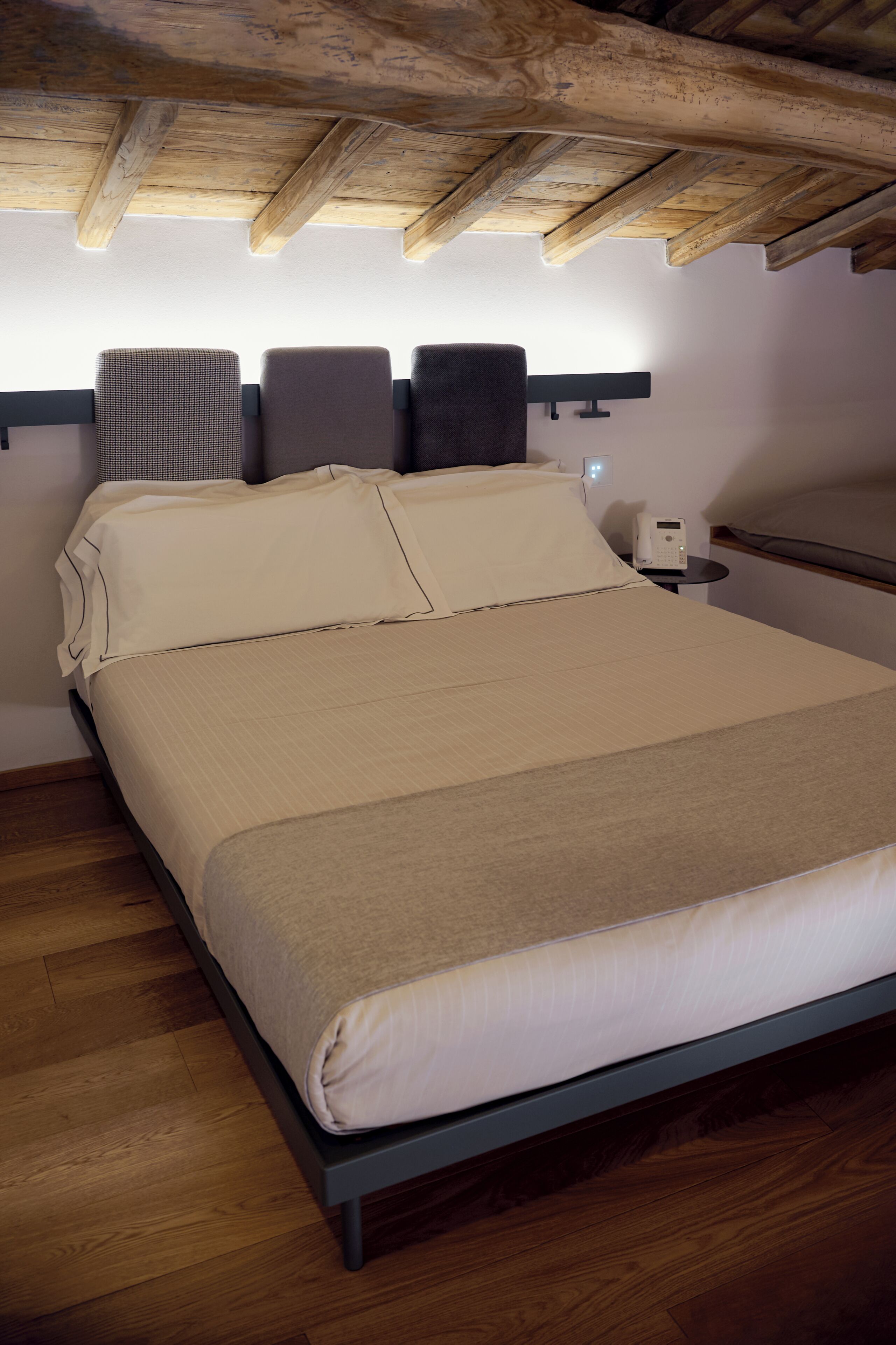 Habitación doble superior | Caja fuerte, escritorio, wifi gratis y ropa de cama