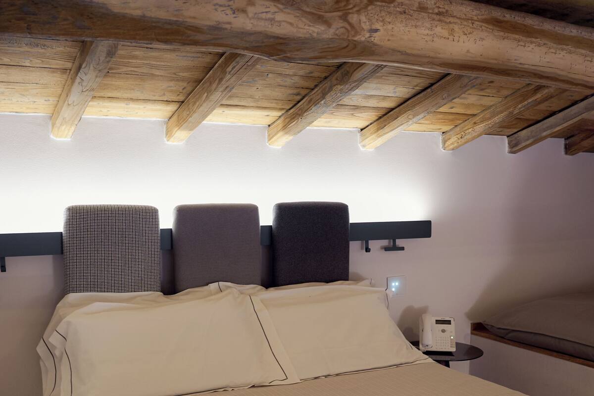 Habitación doble superior | Caja fuerte, escritorio, wifi gratis y ropa de cama