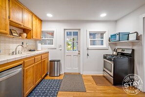 Coffee/tea maker, fridge, microwave, oven