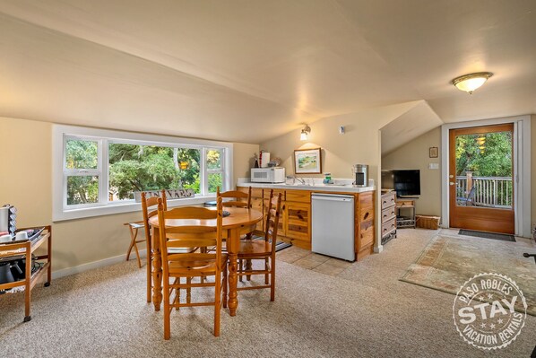 Dining - Niderer Rd Unit 314C - Dunning Ranch Guest Deluxe (Paso Robles)