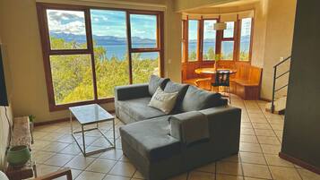 Toetasjesleilighet – grand, 3 soverom, utsikt mot innsjø, ved innsjø | Oppholdsområde | Smart-TV og oppvarmet gulv