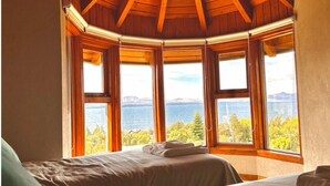 Dupleks Grand, 3 kamar tidur, pemandangan danau, tepi danau | Selimut bulu angsa, Wi-Fi gratis, dan seprai linen