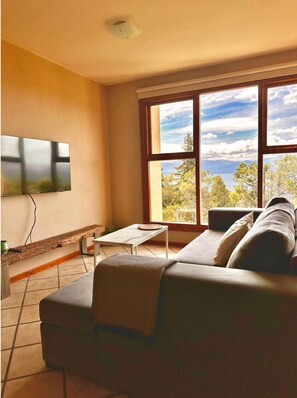 Duplex majestueux, 3 chambres, vue sur le lac, au bord du lac | Aire de séjour | Téléviseur connecté, planchers chauffants