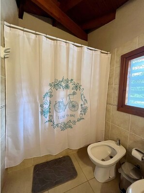 Grand-Maisonette, 3 Schlafzimmer, Seeblick, Seeseite | Badezimmer | Duschwanne, Regendusche, Haartrockner, Toilette mit elektrischem Bidet