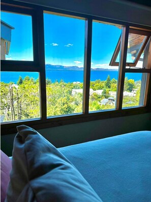 Duplex grand, 3 quartos, vista para o lago, ao lado do lago | 1 quarto, edredons de pluma, Wi-Fi de cortesia, roupa de cama