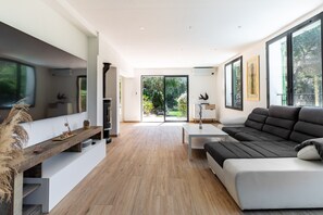 TV - HappyFew La Villa Summertime (Nice)