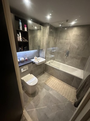 Apartment, 1 Queen Bed with Sofa bed | Bathroom | Combined shower/tub, deep soaking tub, towels