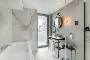 Deluxe Connecting | Badeværelse | Designertoiletartikler, hårtørrer, badekåber, hjemmesko
