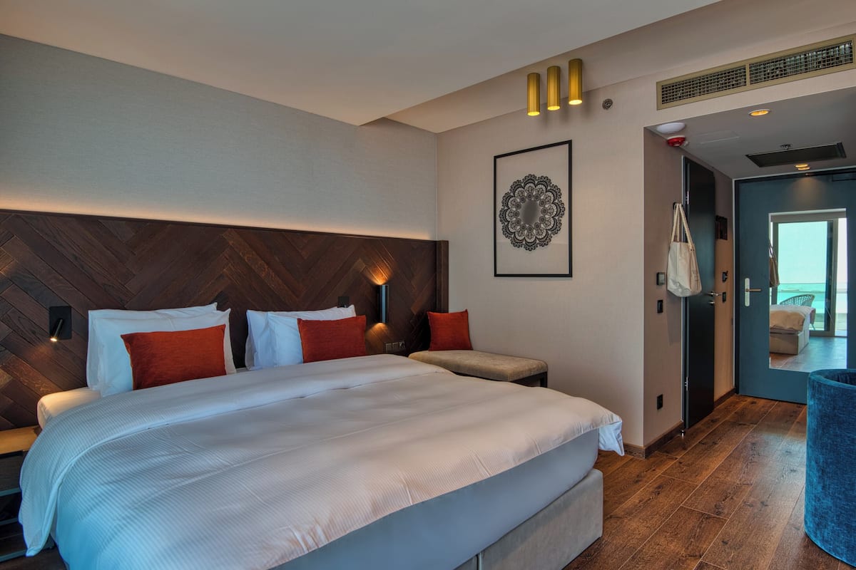 Classic Room, Mobility Accessible | Premium bedding, minibar, in-room safe, desk