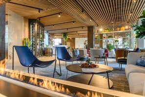2 Bars/Lounges