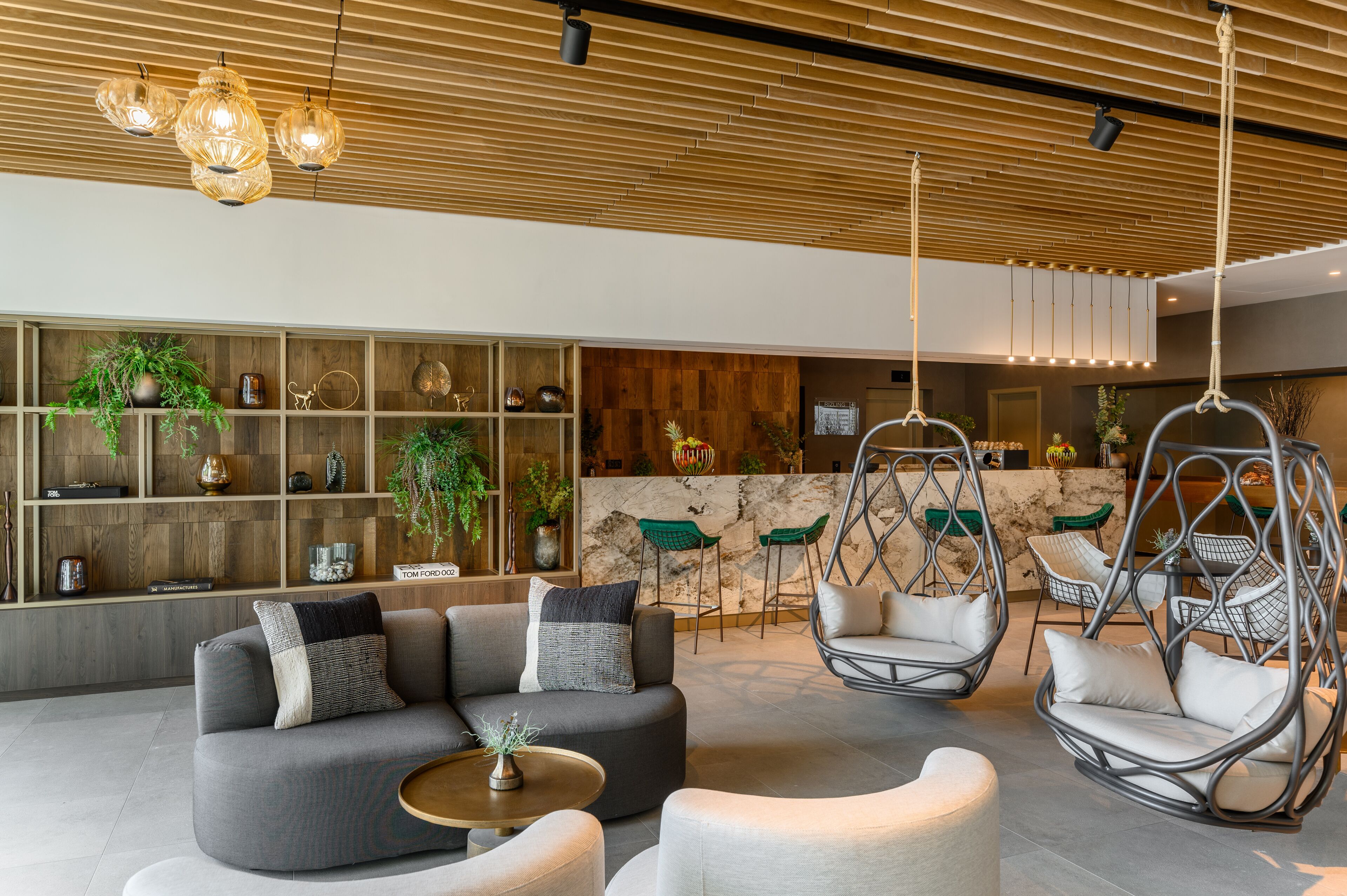 2 Bars/Lounges