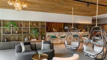 2 Bars/Lounges