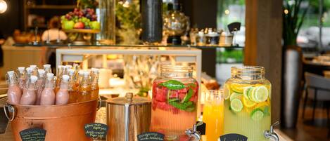 Una estación de bebidas con diversas opciones y etiquetas.