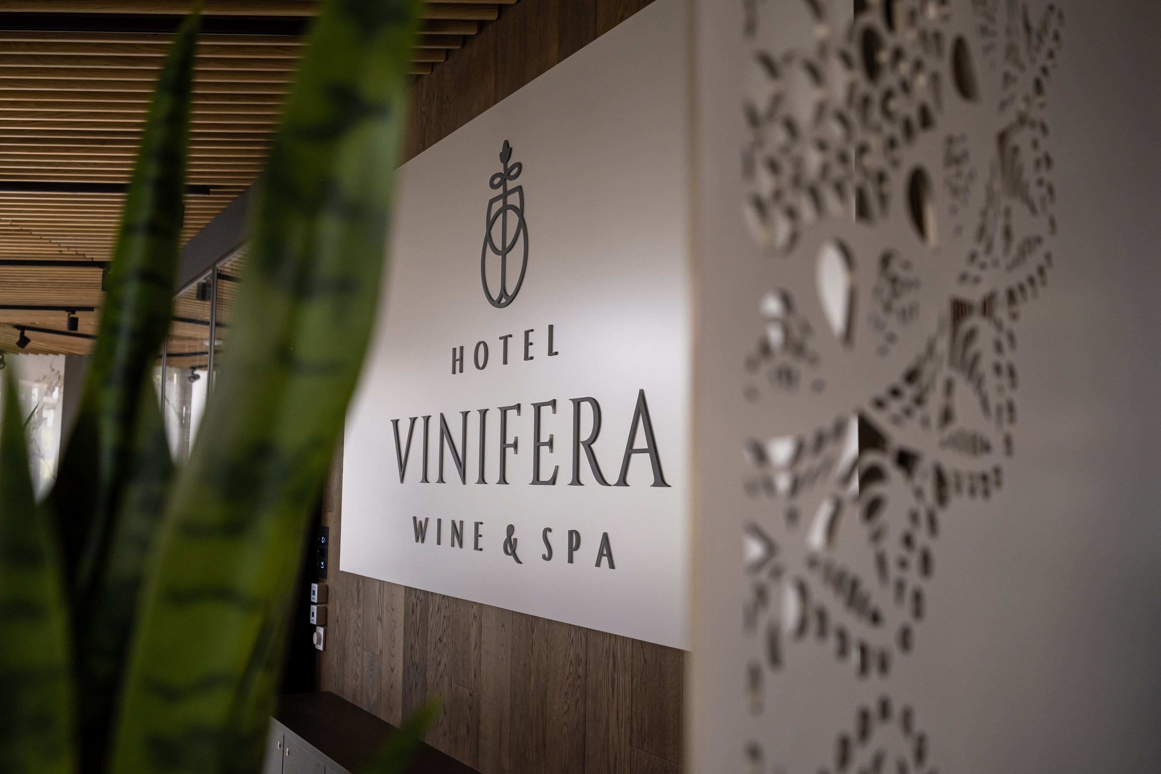 Señal del Hotel Vinifera, con logotipo y texto que indica servicios de vino y spa.