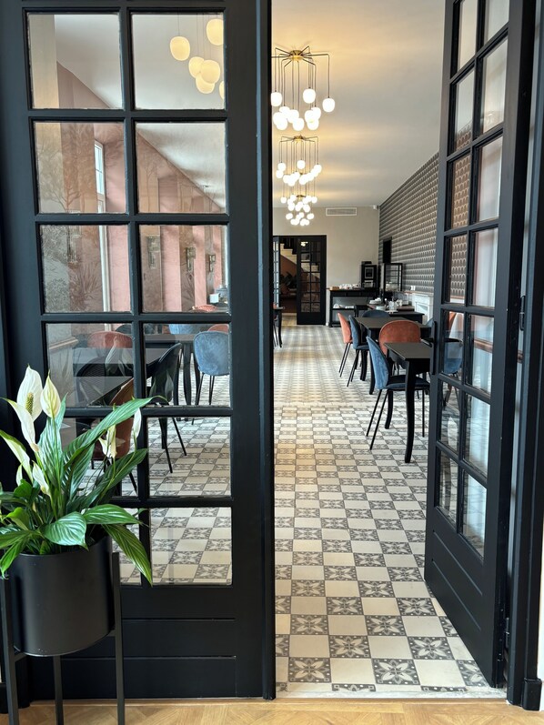 Petit déjeuner buffet (16 EUR par personne)