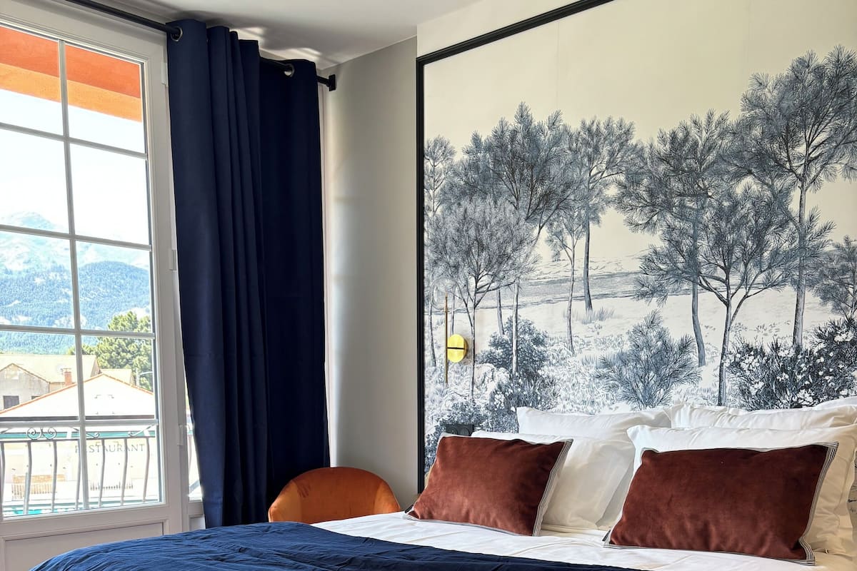 Premium tweepersoonskamer, balkon, uitzicht op gebergte | Luxe beddengoed, een kluis op de kamer, geluiddichte muren, gratis wifi