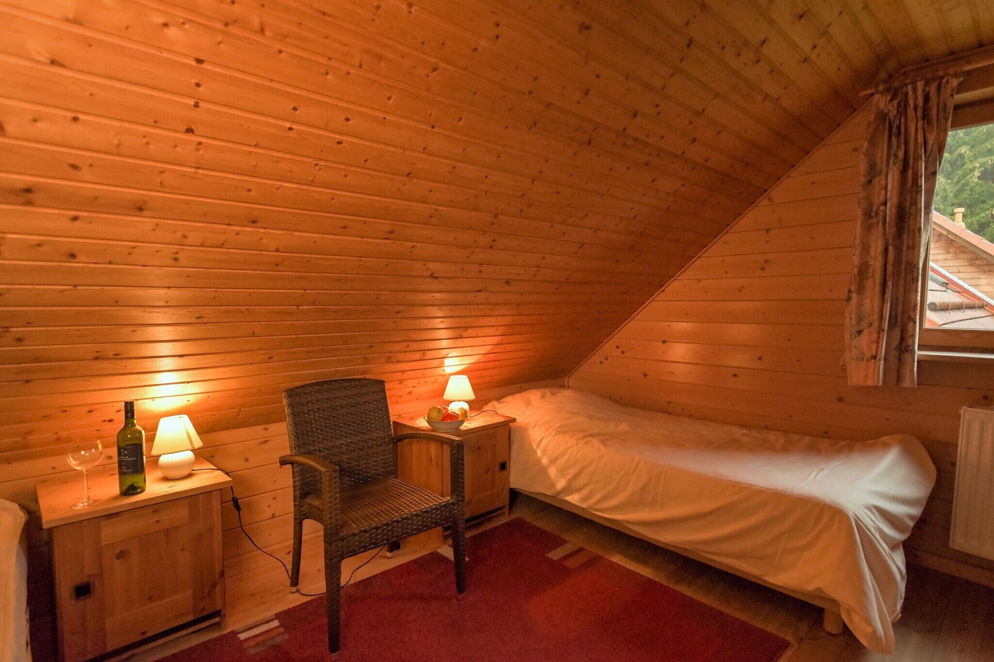 2 bedrooms, travel crib, free WiFi