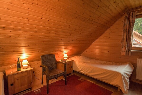 2 bedrooms, travel cot, free WiFi