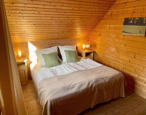 2 bedrooms, travel crib, free WiFi