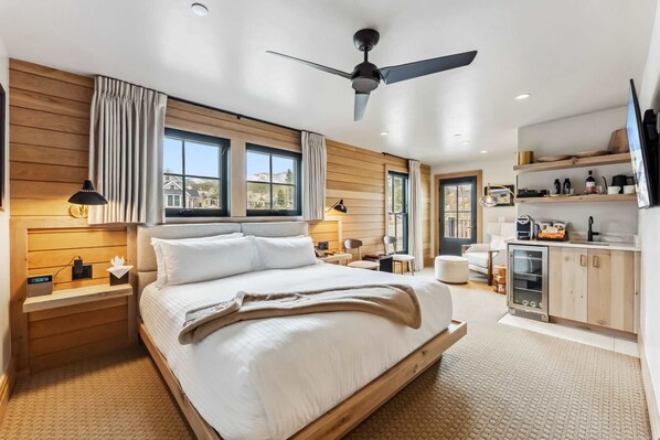 5 bedrooms, iron/ironing board, WiFi, bed sheets