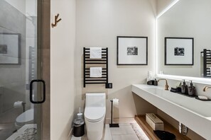 Dusche, Haartrockner, Handtücher