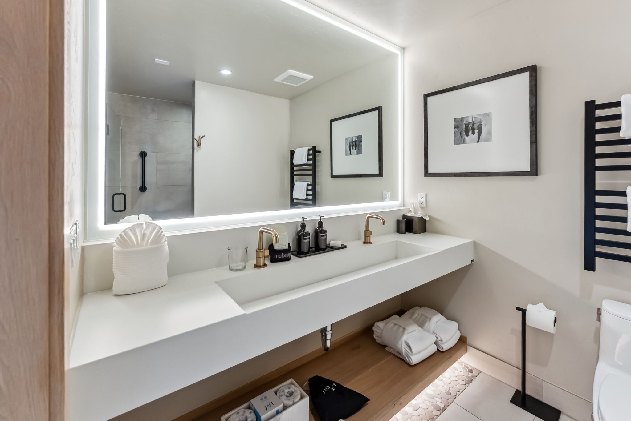 Douche, sèche-cheveux, serviettes fournies, shampoing