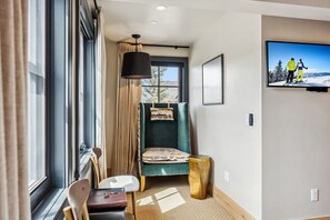 TV - The Carlin Washington | King bed, views (Breckenridge)
