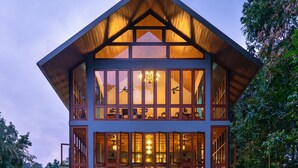 Bagian depan properti - sore/malam
