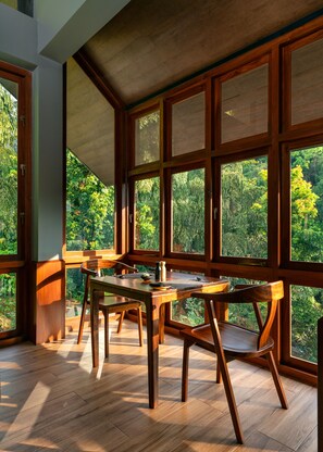 Se sirven desayunos, almuerzos y cenas (con vistas a la piscina) 