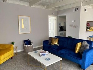 Smart TV, fireplace - Cozy Beach Loft Walking Distance To The Beach! 🏖️ (Gulfport)