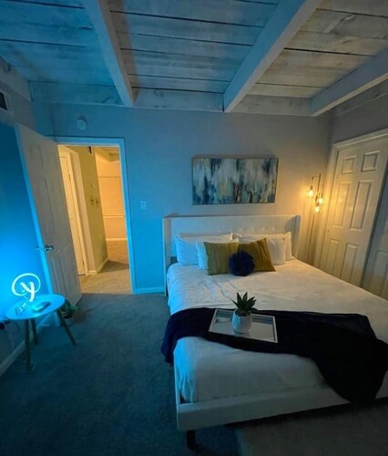 Cozy Beach Loft Walking Distance To The Beach! 🏖️