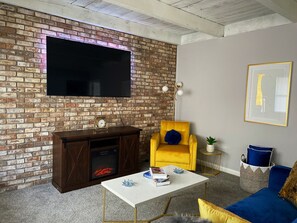 Smart TV, fireplace - Cozy Beach Loft Walking Distance To The Beach! 🏖️ (Gulfport)