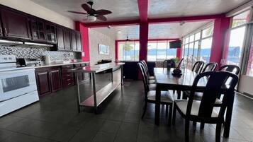 Refrigerador, microondas, utensilios de cocina