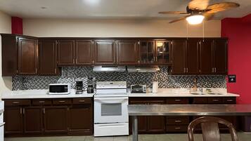 Refrigerador, microondas, utensilios de cocina