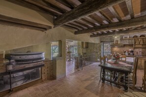 Villa | Private kitchen | Full-sized fridge, stovetop, dishwasher, coffee/tea maker - Mulino Al Suono  (Bucine)