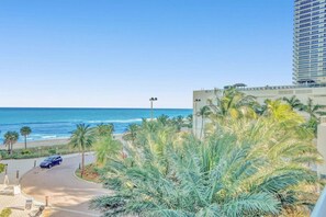 بالقرب من الشاطئ