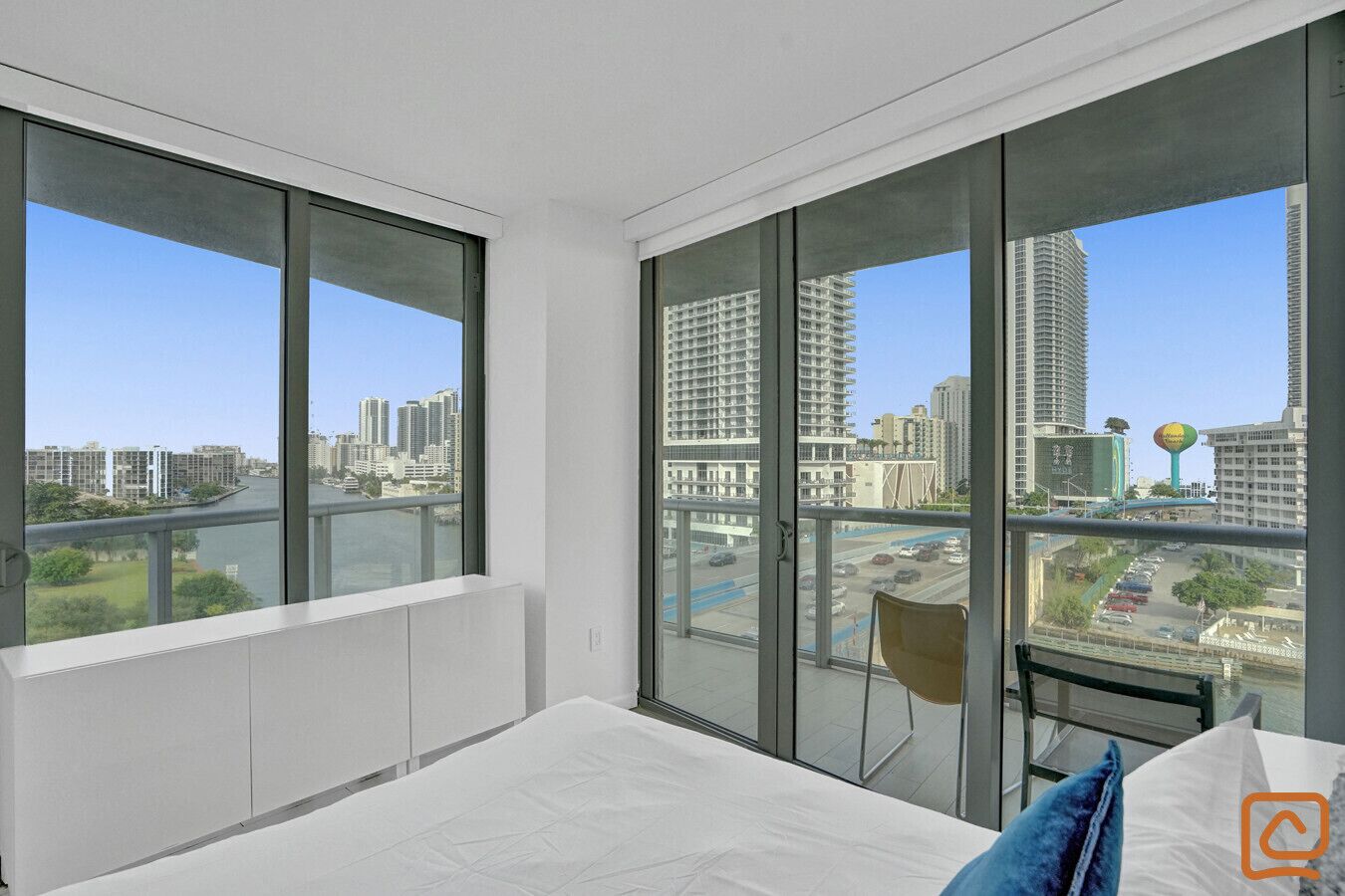 3 dormitoris, planxa i posts de planxar i un bressol de viatge 