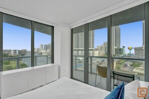 4 habitaciones, tabla de planchar con plancha y cuna de viaje 