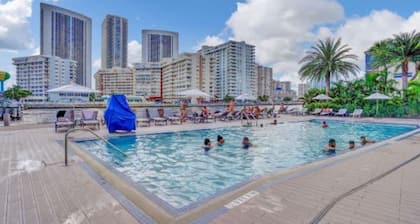 Stunning Large Resort Condo Beach Service Gym 2402