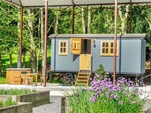 Exterior - This shepherd’s hut with wood-fired fresh water hot tub is stunning. (Oldstead)