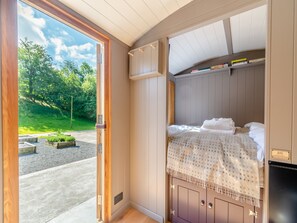 1 bedroom, bed sheets - This shepherd’s hut with wood-fired fresh water hot tub is stunning. (Oldstead)