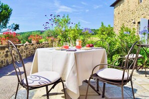 Outdoor dining - VILLA BRUNELLO - Luxury Country Retreat 10 minutes to Montalcino (Montalcino)