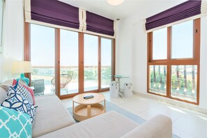 TV - Luxurious Studio with breath-taking Palm Views (Dubai)