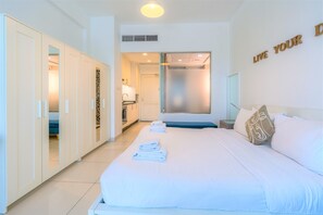 Iron/ironing board, free WiFi, bed sheets - Luxurious Studio with breath-taking Palm Views (Dubai)