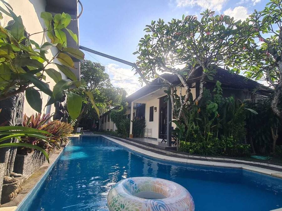 Una piscina al aire libre