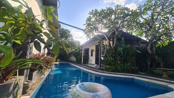 Una piscina al aire libre