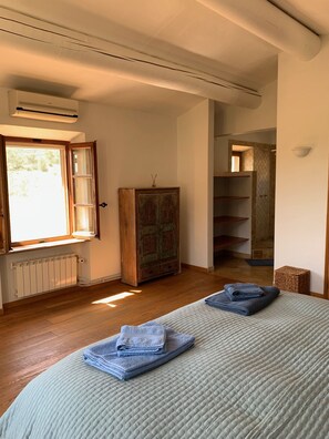 6 bedrooms, desk, iron/ironing board, travel cot