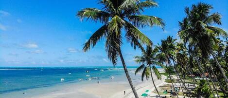 En la playa, arena blanca